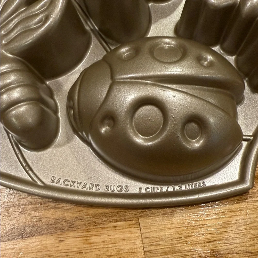 🐞 Williams Sonoma x Nordic Ware “Backyard Bugs” Cakelet Pan 🍰